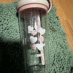 Cup with fruit infusion strainer at center